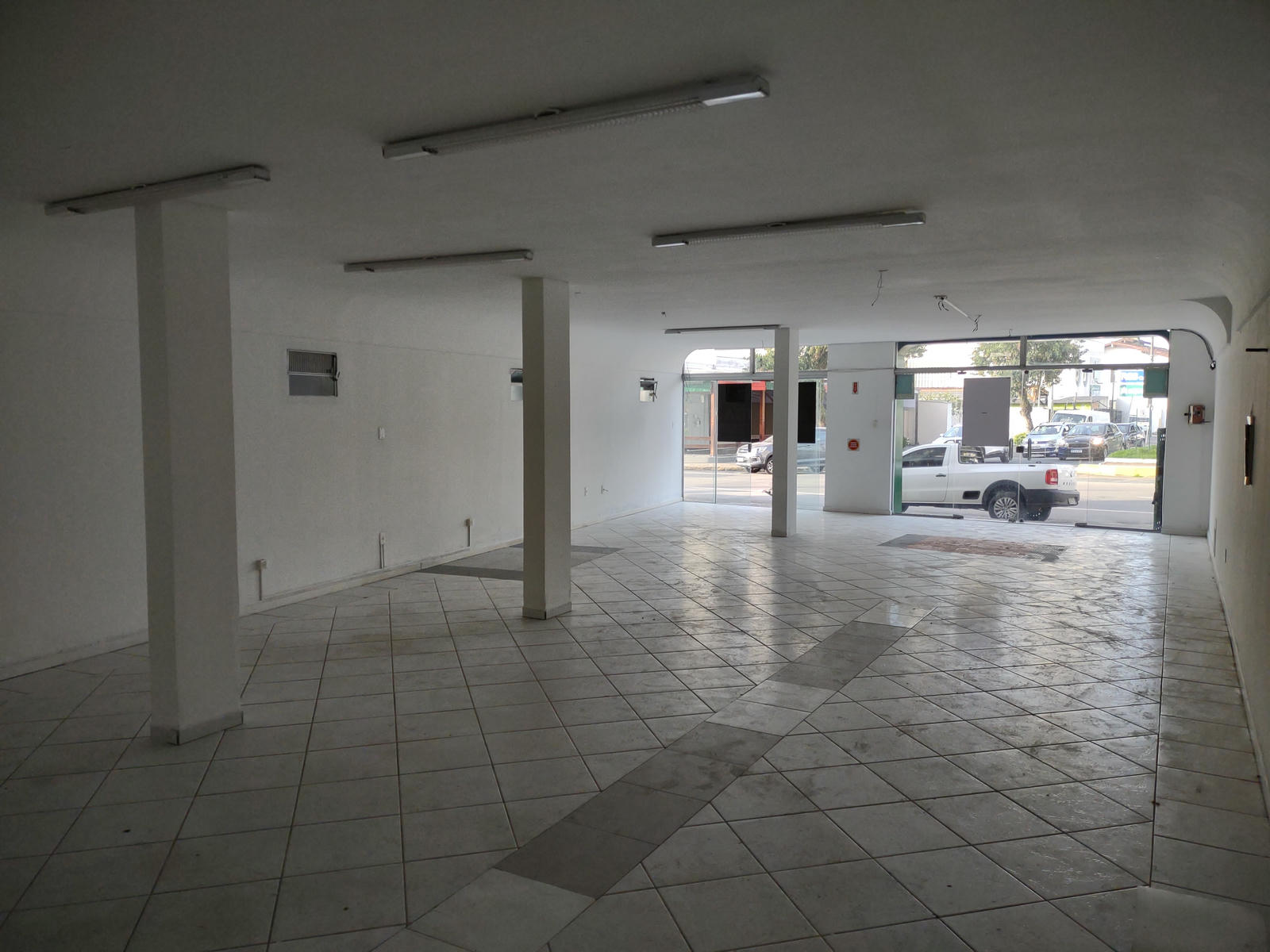 ALUGA SALA COMERCIAL - CENTRO - RUA URUGUAI - ITAJAÍ SC