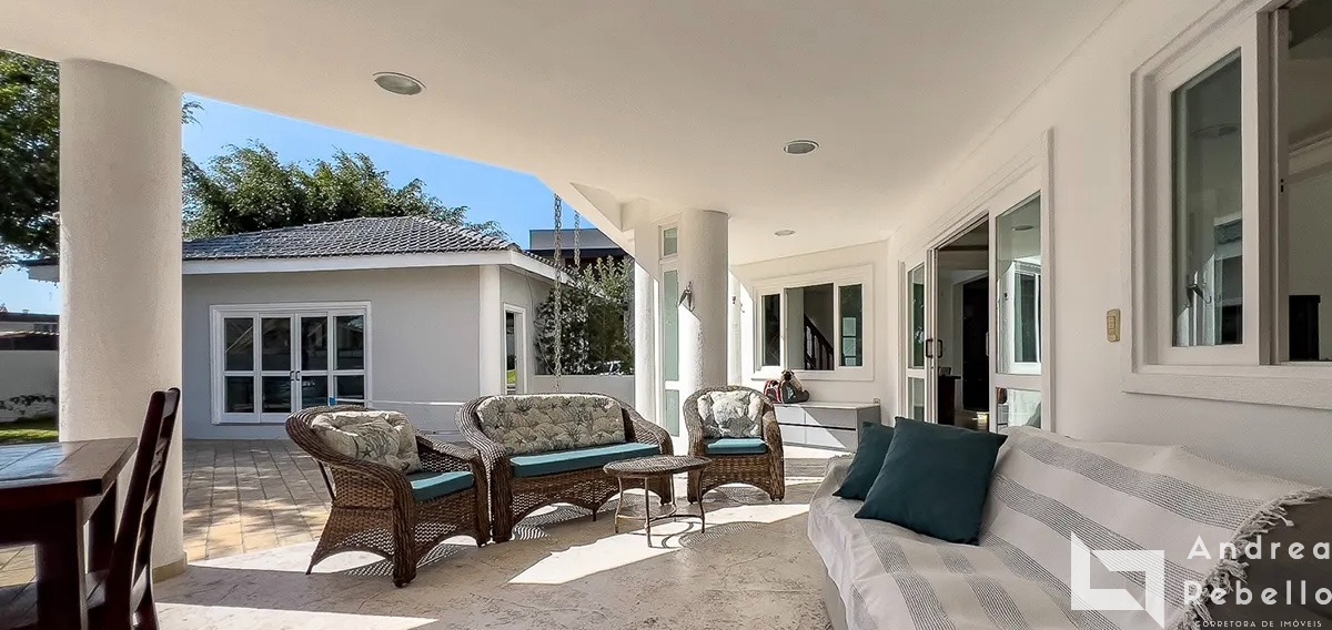 Casa com 6 dormitórios em condomínio fechado